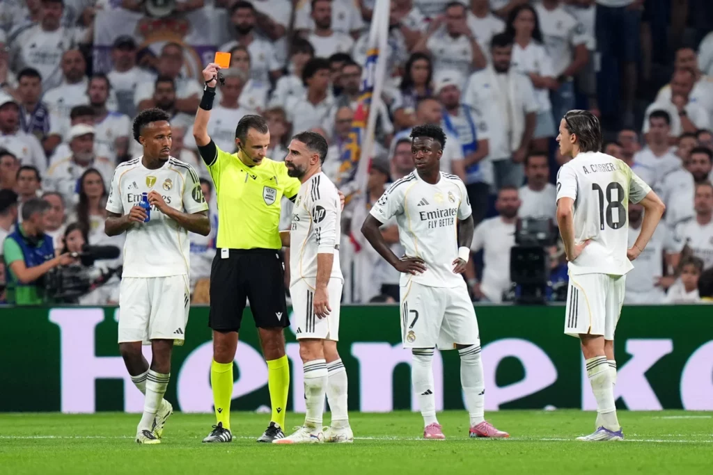 Irfan Pejto muestra la tarjeta roja a Dani Carvajal durante el Real Madrid - Olympique de Marsella.