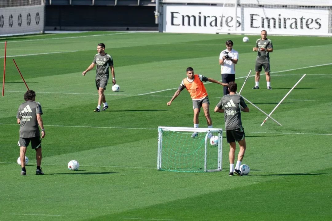 Ceballos, durante el entrenamiento del Real Madrid en Valdebebas el 19 de septiembre de 2025