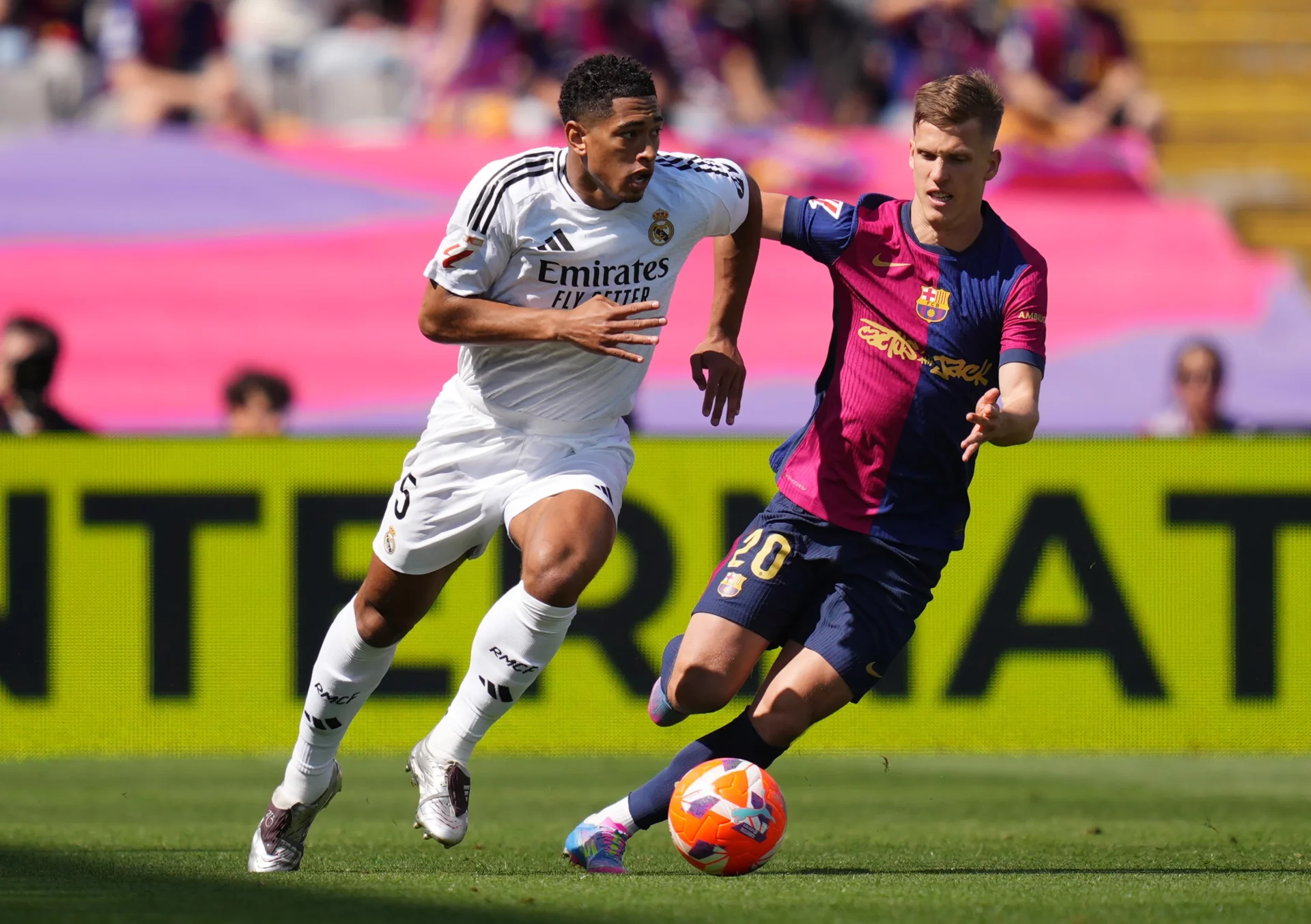 OFICIAL: Ya hay horario para el Clásico del 26 de octubre en el Bernabéu Jude Bellingham y Dani Olmo, durante el último Clásico entre Real Madrid y Barcelona disputado en el horario de las 16:15.
