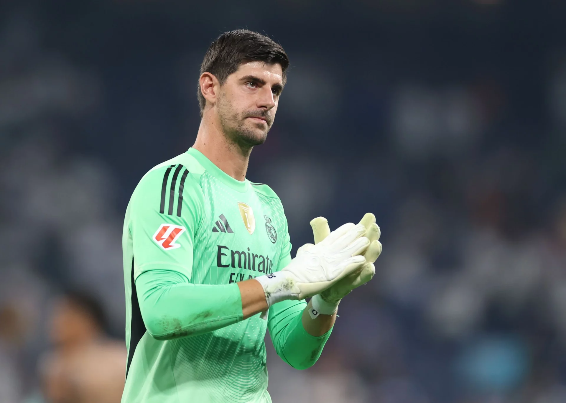 Soplo de aire fresco para Courtois Courtois aplaude después de un partido con el Real Madrid en el Santiago Bernabéu