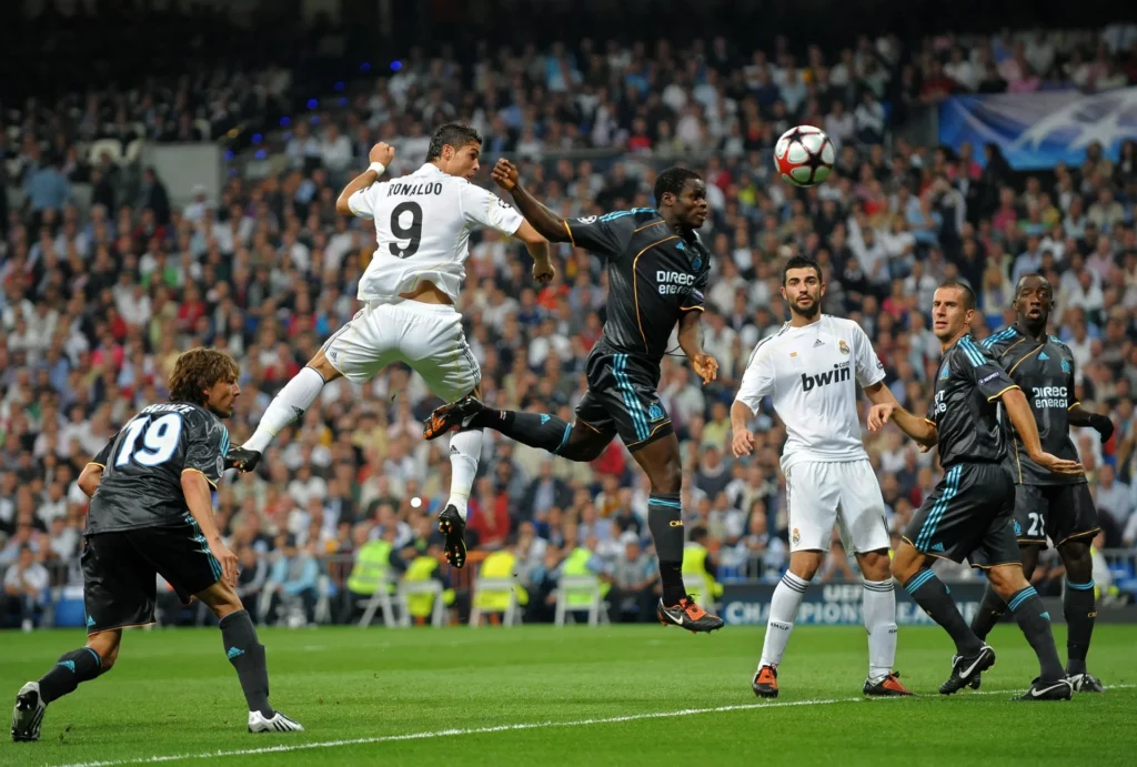 Cristiano Ronaldo remata de cabeza durante la visita del Olympique de Marsella al Santiago Bernabéu en 2009.
