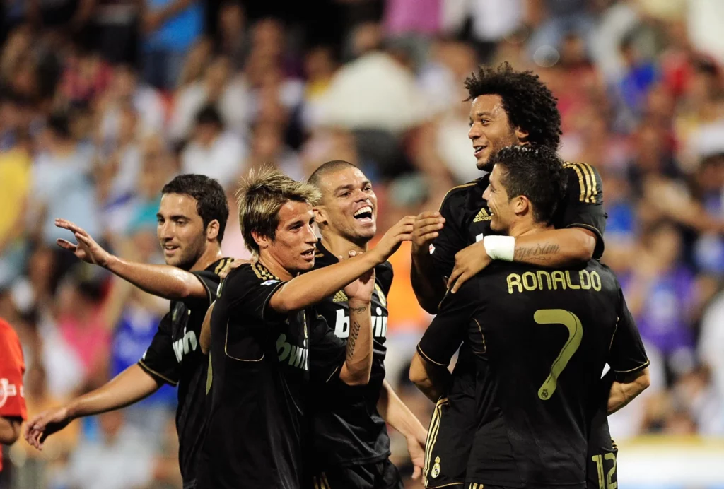 Cristiano Ronaldo celebra, junto a sus compañeros, contra el Zaragoza en el pleno de victorias del Real Madrid en 2011