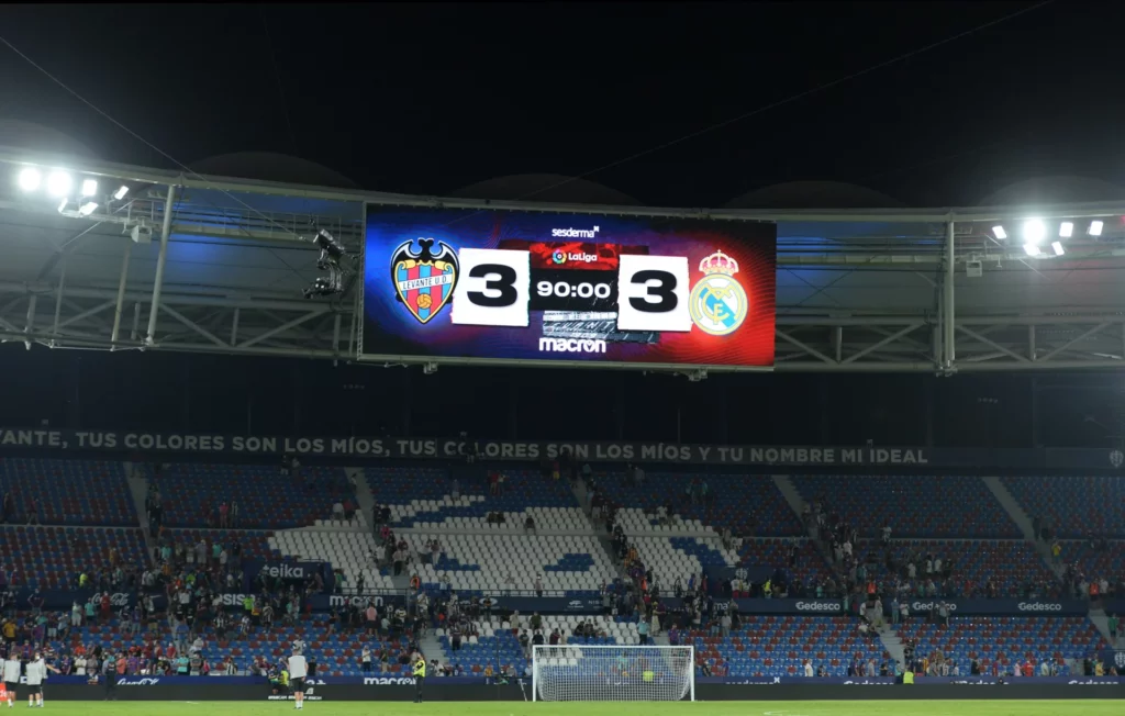 El marcador del estadio Ciutat de Valencia, reflejando el 3-3 en el último partido entre Levante UD y Real Madrid