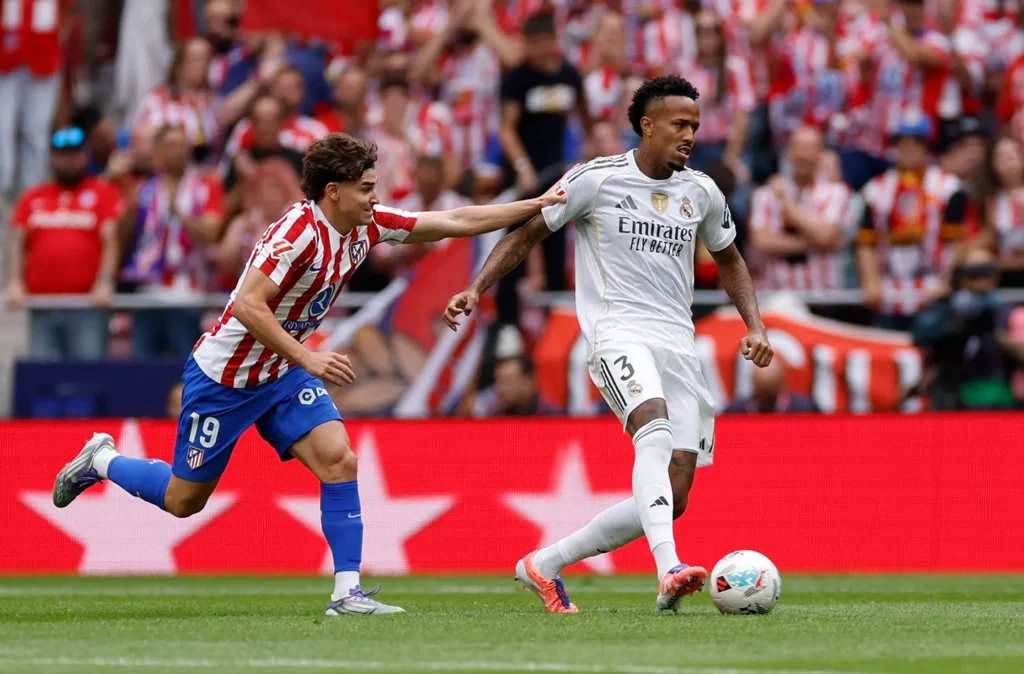 Éder Militao, presionado por Julián Álvarez durante el Atlético de Madrid - Real Madrid