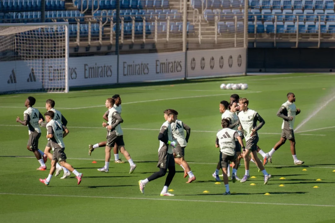 Los jugadores del Real Madrid hacen ejercicios de carrera durante el entrenamiento del 22 de septiembre de 2025