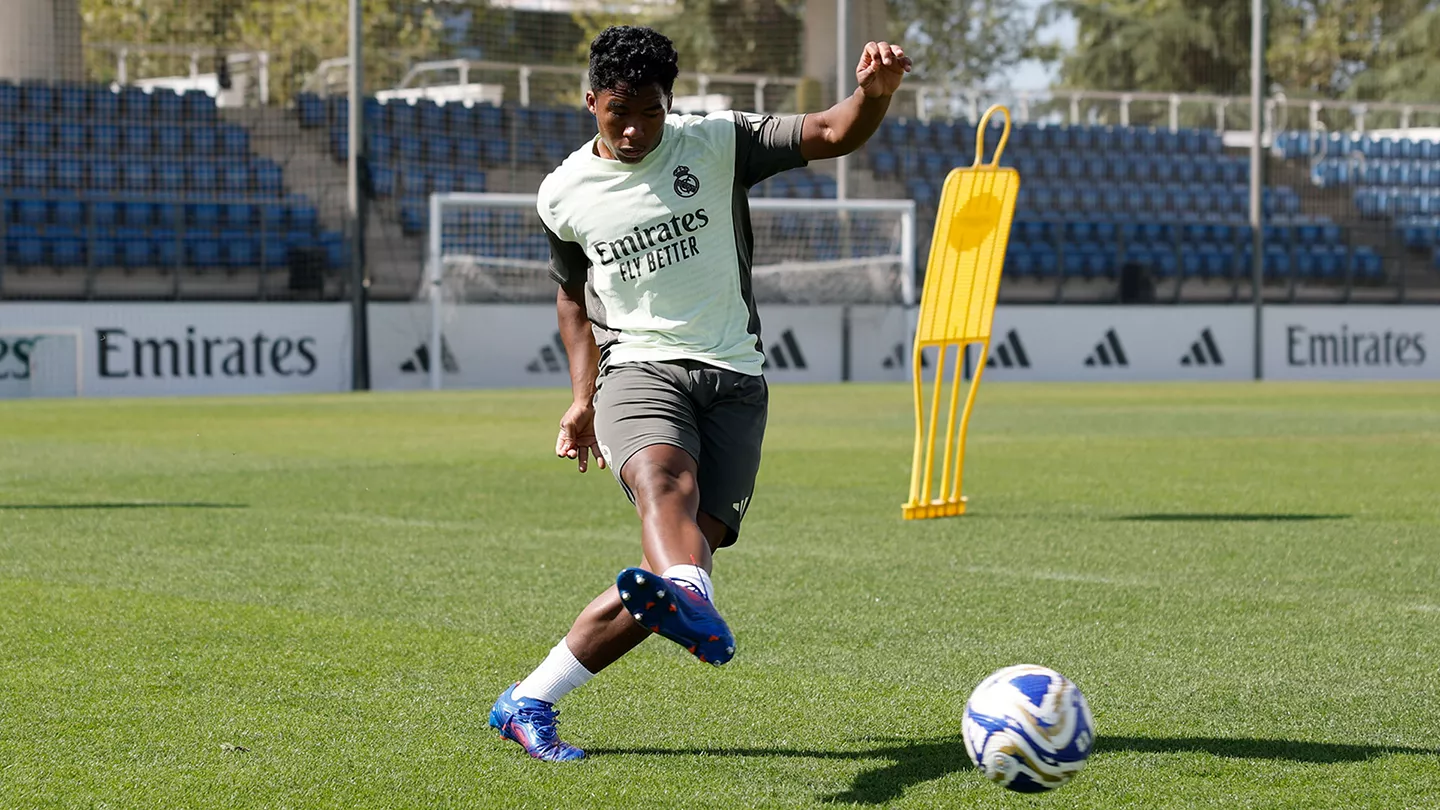 Endrick golpea el balón en un entrenamiento con el Real Madrid