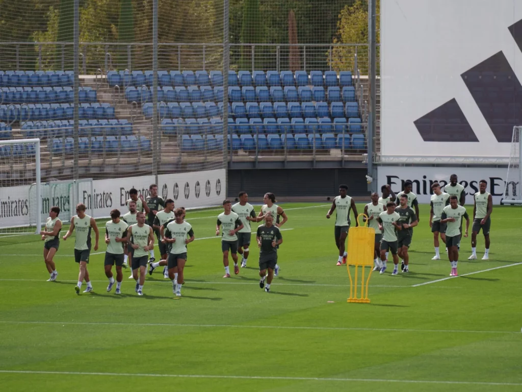 Los jugadores del Real Madrid se entrenan antes de viajar a San Sebastián.