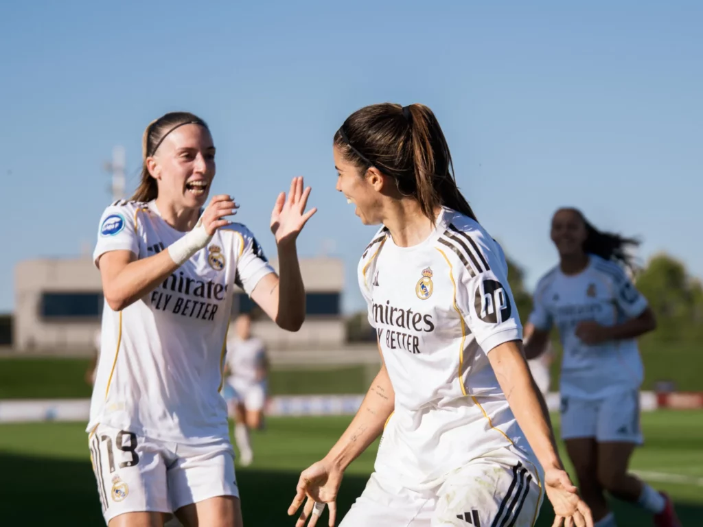 Eva Navarro y Alba Redondo celebran un gol contra el Madrid CFF