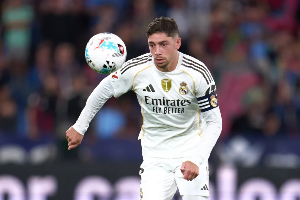 Fede Valverde, con el brazalete de capitán del Real Madrid en un partido.