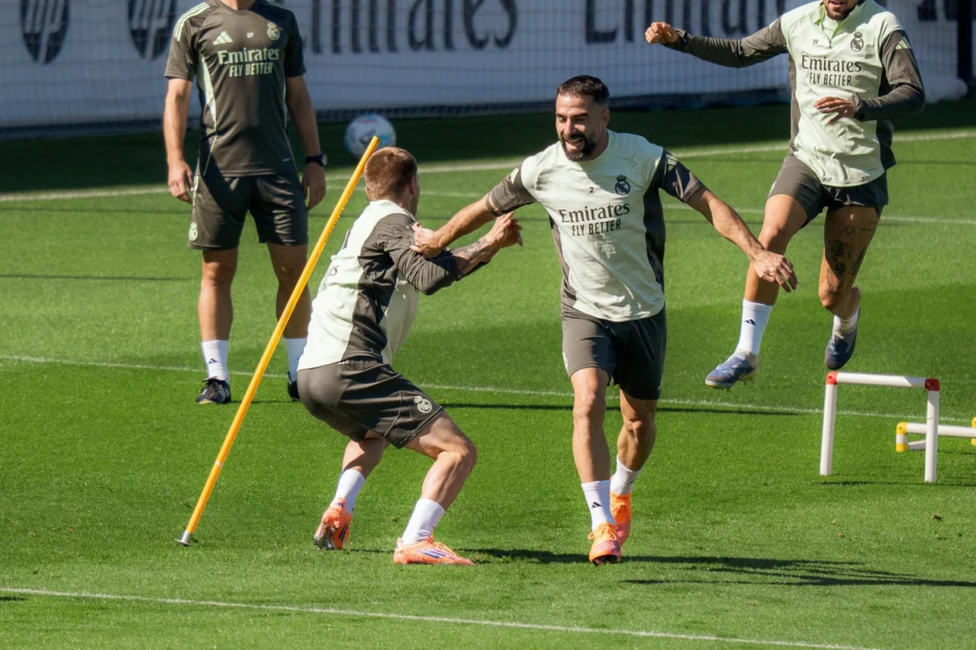 Mastantuono y Carvajal se agarran durante el entrenamiento del 26 de septiembre de 2025
