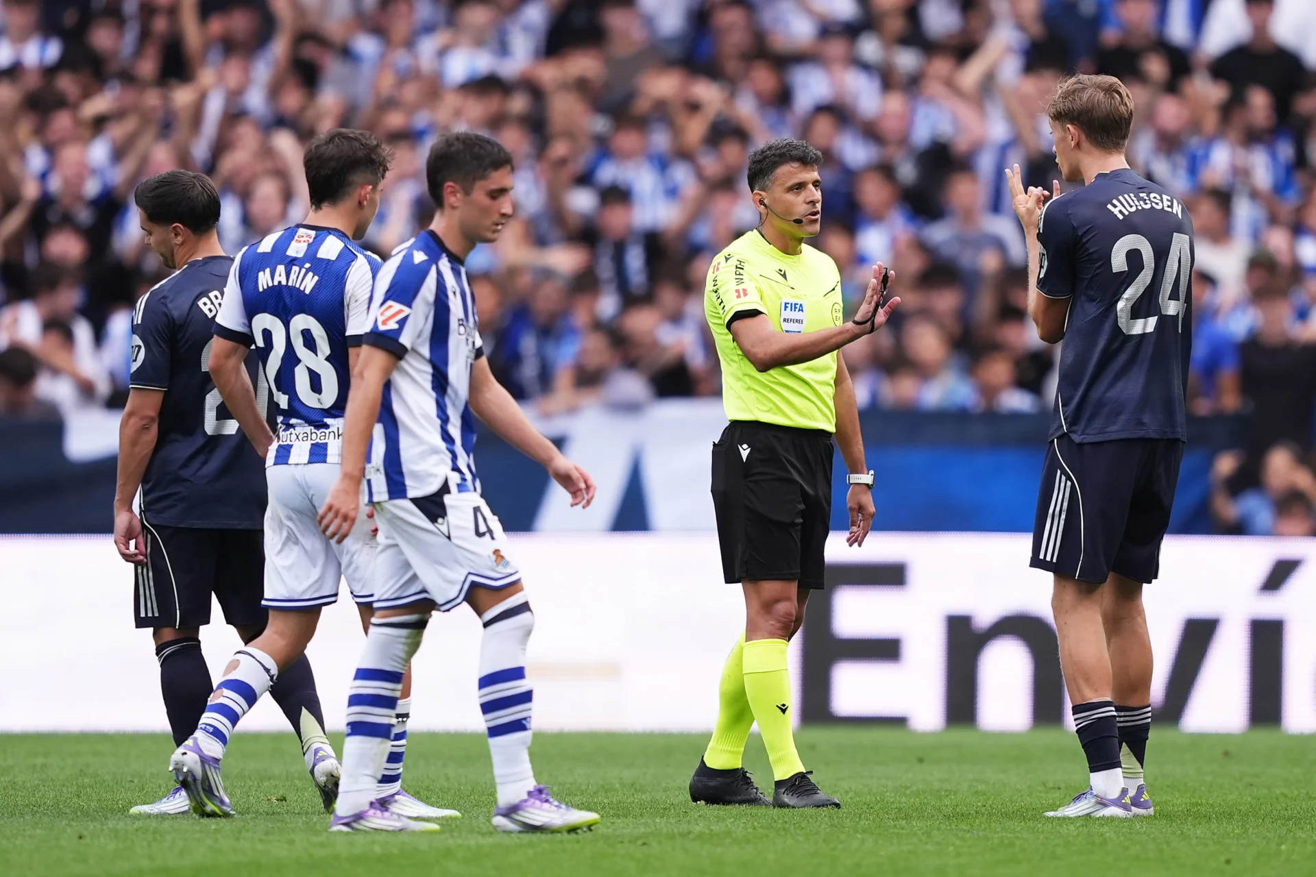Opinión | Gil Manzano no puede con un Real Madrid lleno de personalidad Gil Manzano, instantes después de la expulsión de Huijsen en el Real Madrid.