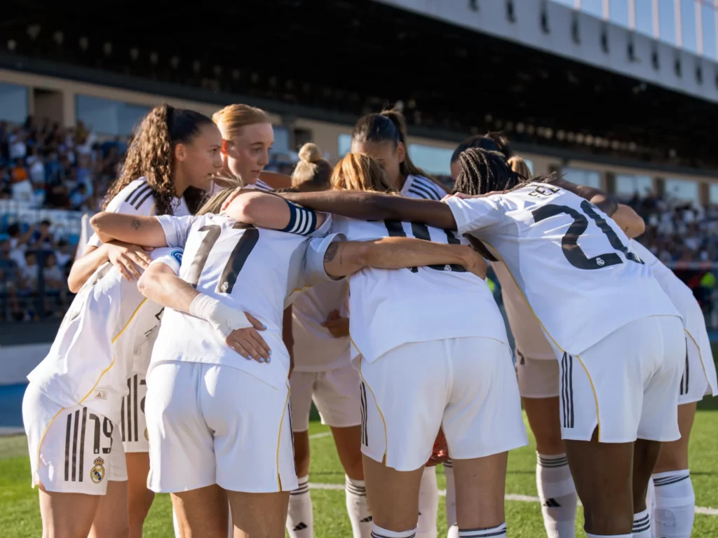 Las jugadoras del Real Madrid celebran uno de los goles al Madrid CFF