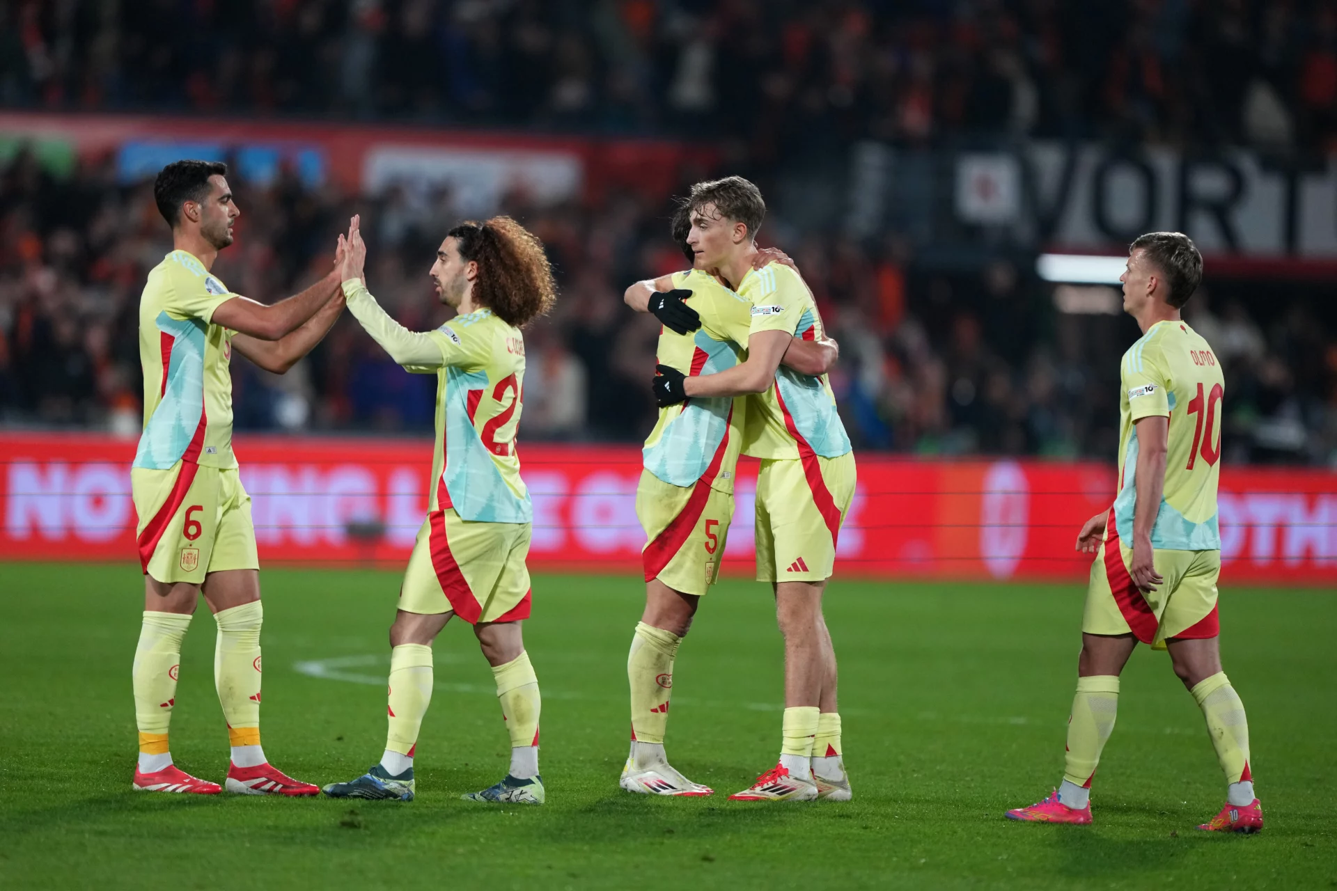 Los jugadores de España, con Huijsen, celebran una victoria.