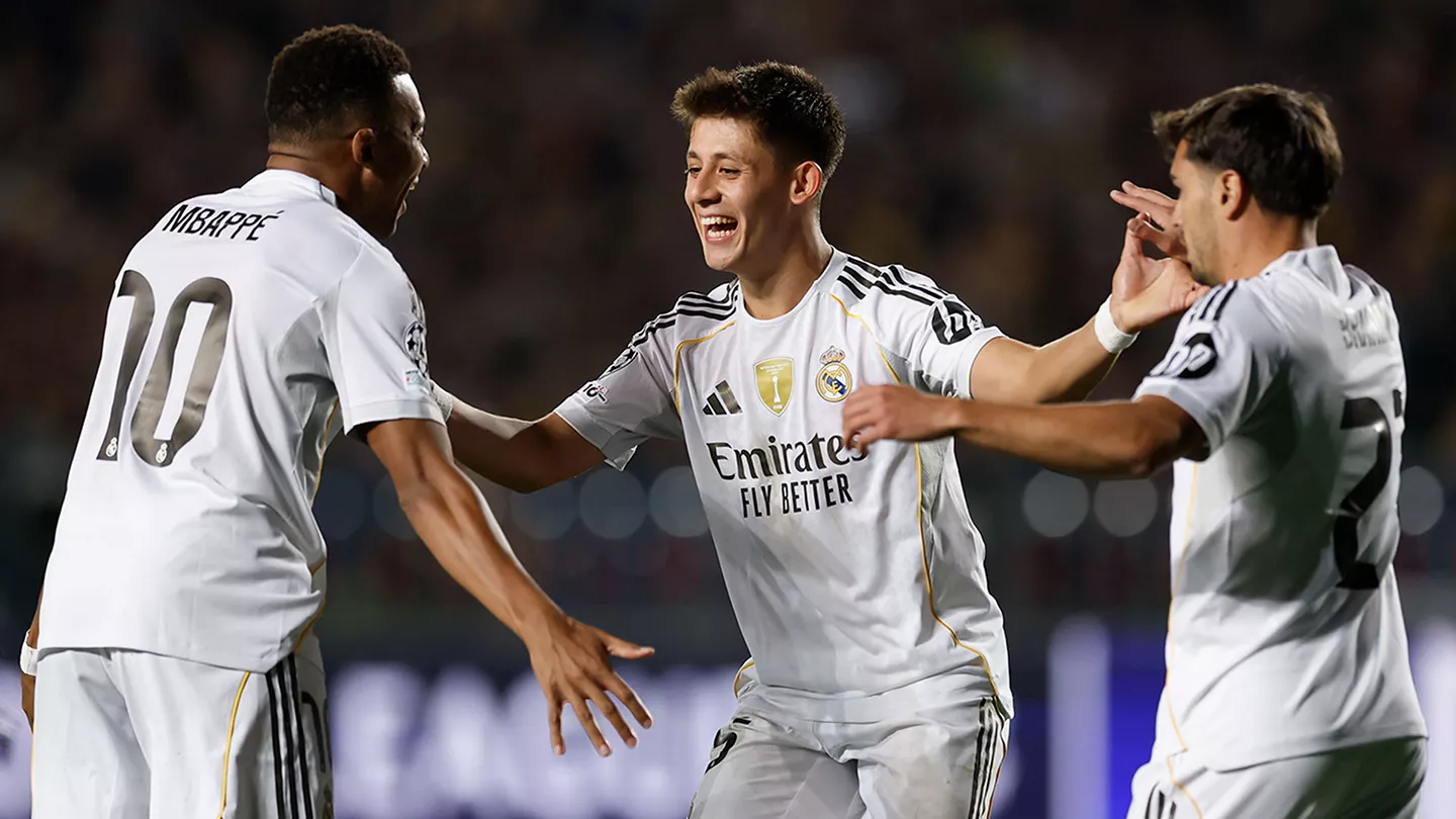 Mbappé, Güler y Brahim celebran uno de los goles del Real Madrid al Kairat Almaty en la Champions League