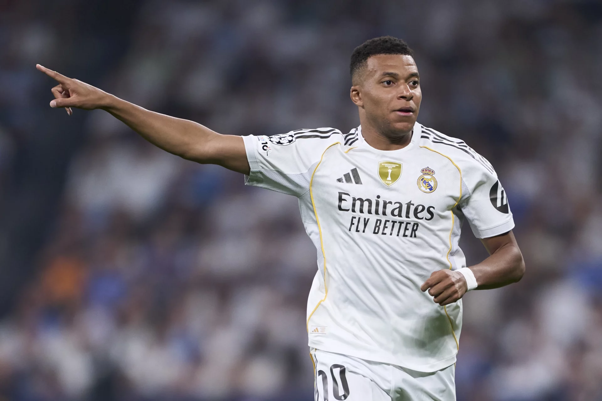 Kylian Mbappé señala durante un partido de Champions League antes de visitar al Kairat Almaty