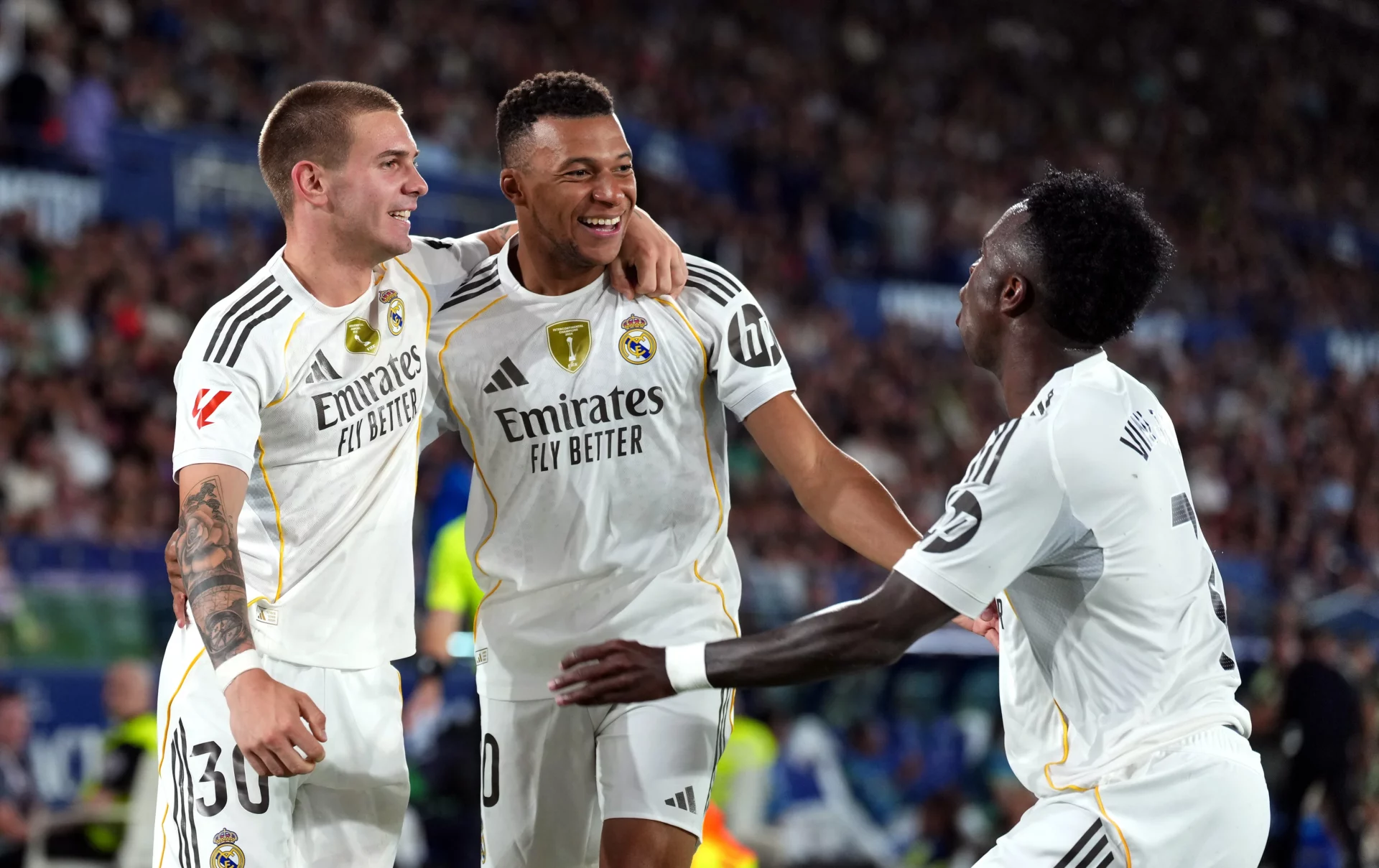 Franco Mastantuono, Kylian Mbappé y Vinicius Junior celebran uno de los goles del Real Madrid al Levante