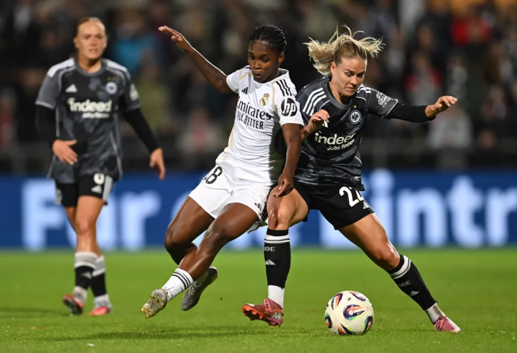 Linda Caicedo, del Real Madrid, pelea por el balón con una jugadora del Eintracht de Frankfurt.