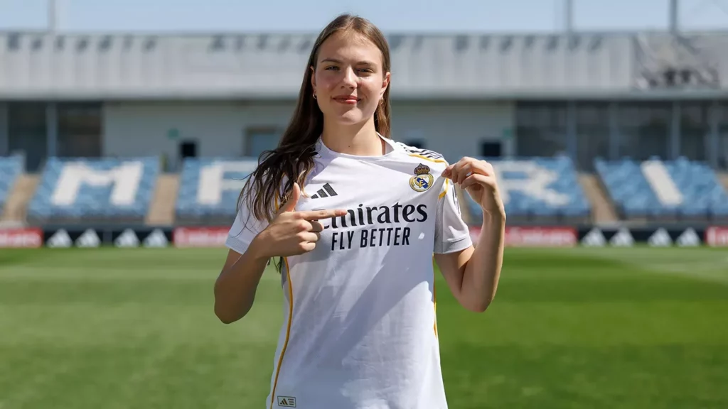 Lotte Keukelaar se señala el escudo tras fichar por el Real Madrid Femenino