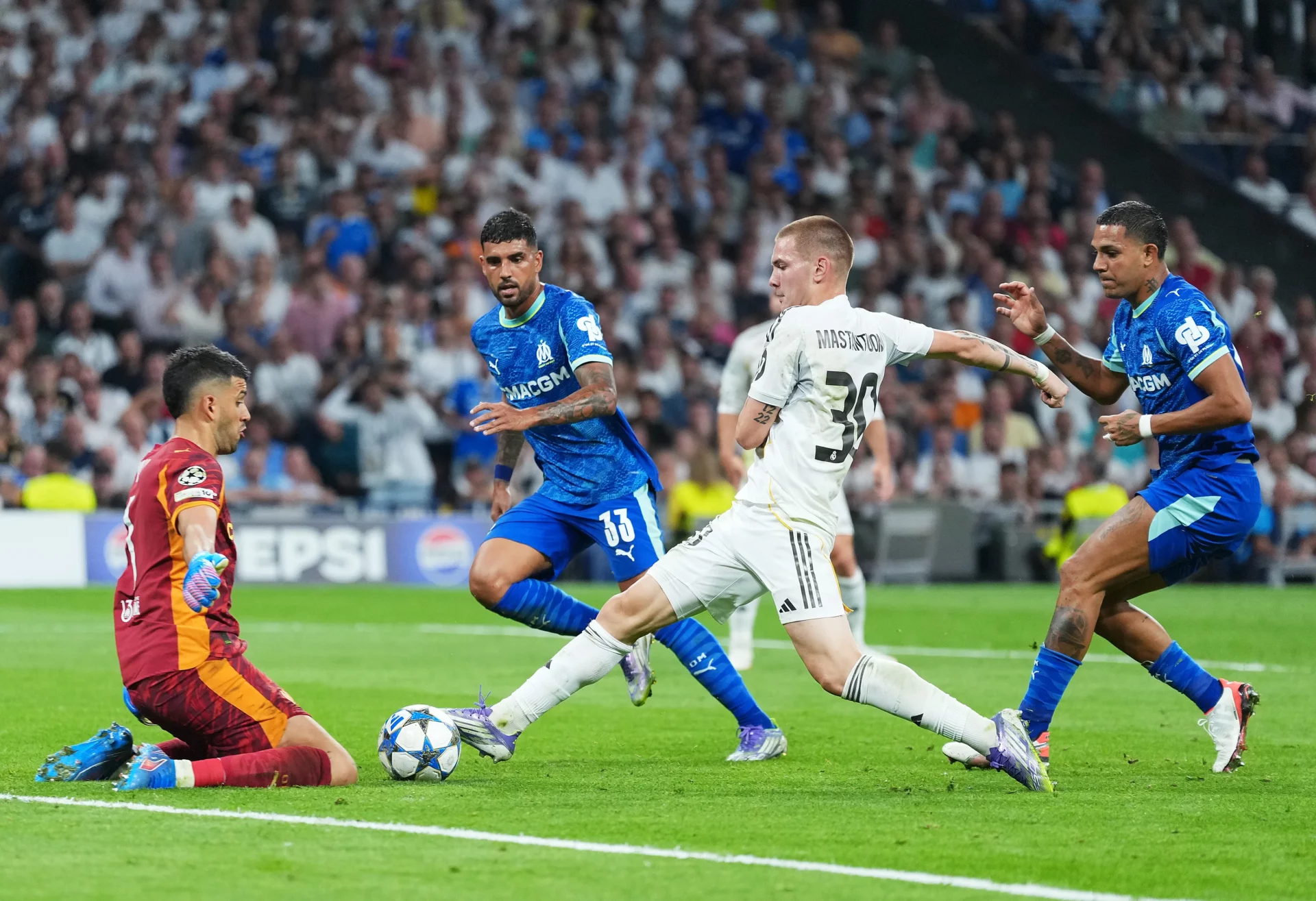 Franco Mastantuono, rodeado de rivales, en su debut en la Champions con el Real Madrid