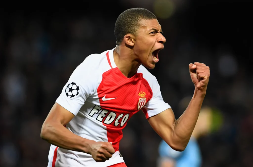 Kylian Mbappé celebra un gol al Manchester City en 2017 con el Monaco.