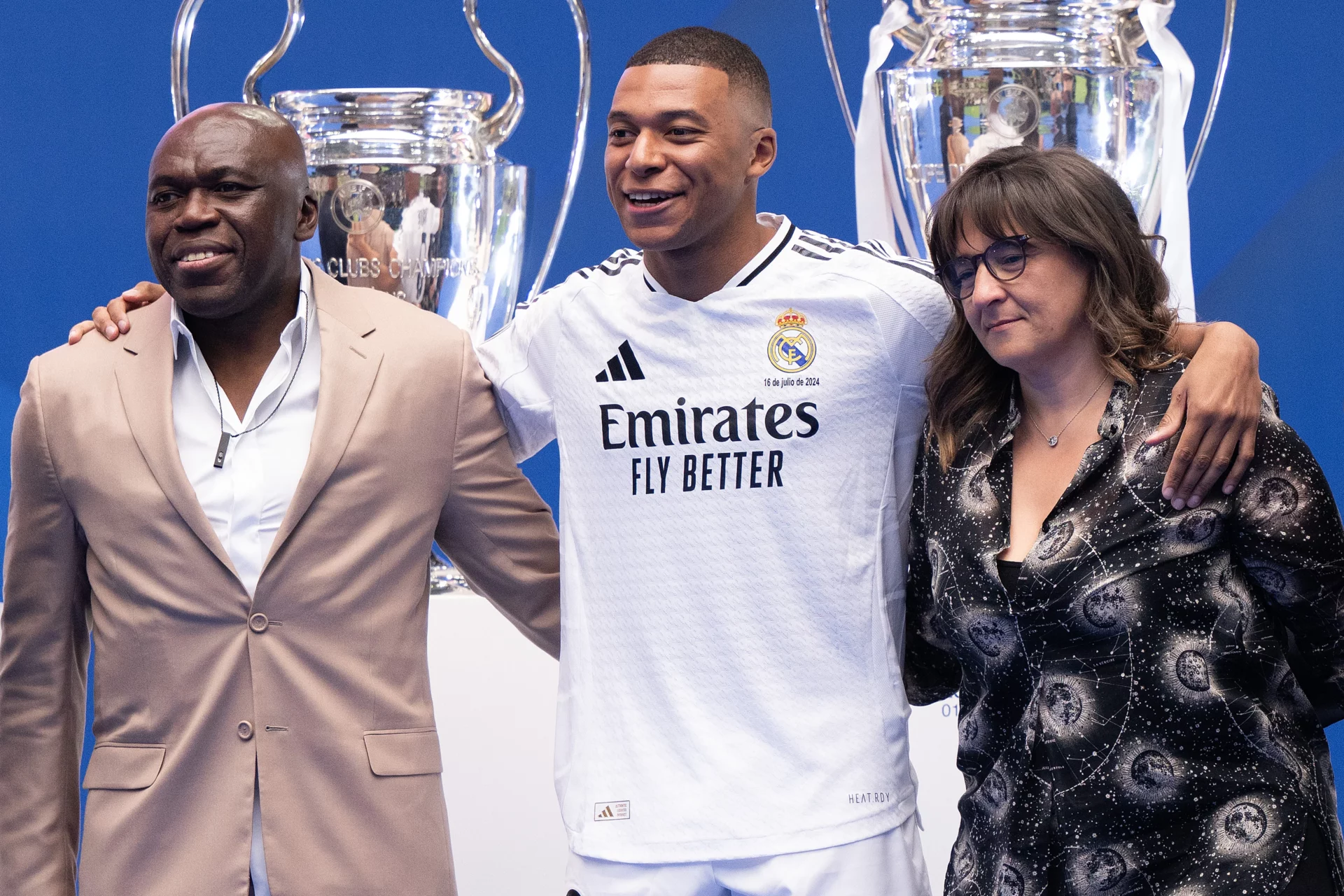 Fayza Lamari: «Desde que Mbappé tenía 15 años sabíamos que acabaría en el Real Madrid» Fayza Lamari, junto a Mbappé, durante su presentación con el Real Madrid.