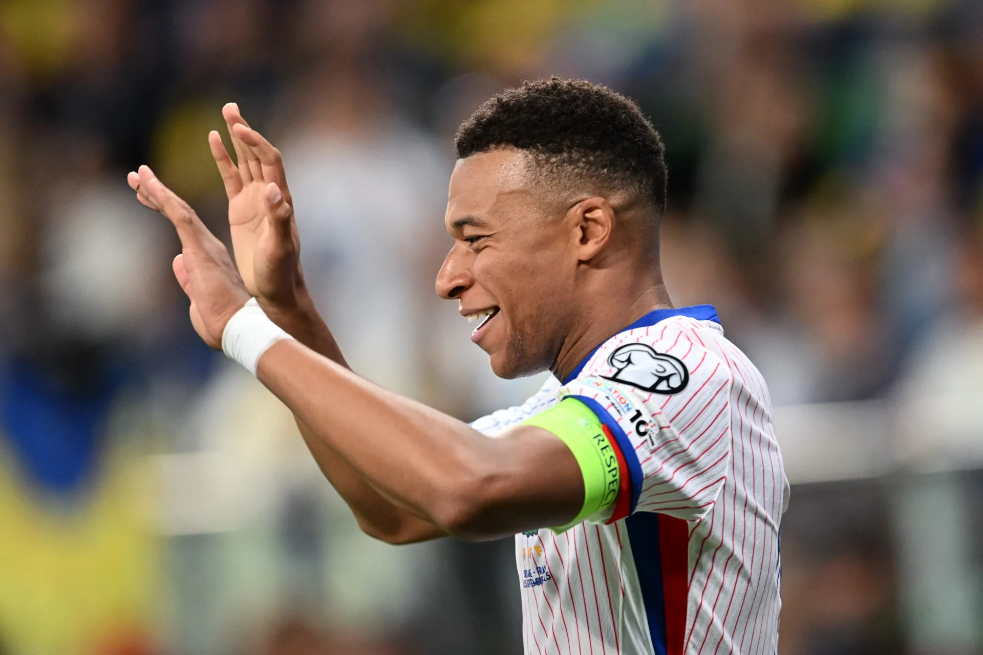 Mbappé celebra su gol con Francia ante Ucrania