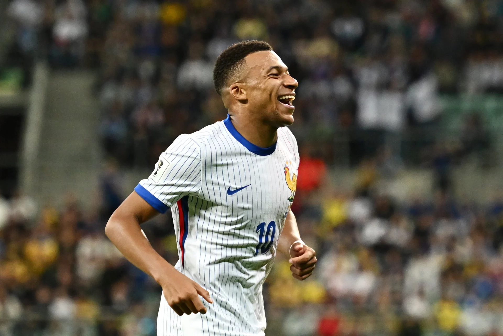 Mbappé no baja la guardia: gol, asistencia y nuevo récord frente a Islandia Mbappé celebra un gol con la camiseta de Francia.