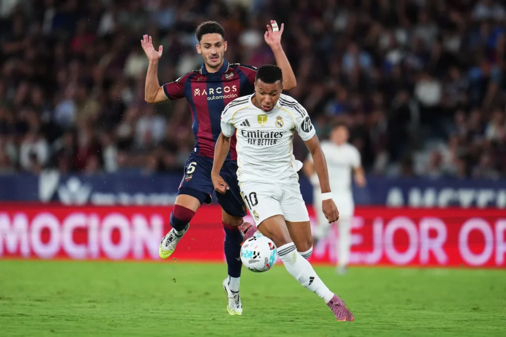 Kylian Mbappé deja atrás a Unai Elgezabal en la victoria del Real Madrid frente al Levante UD.