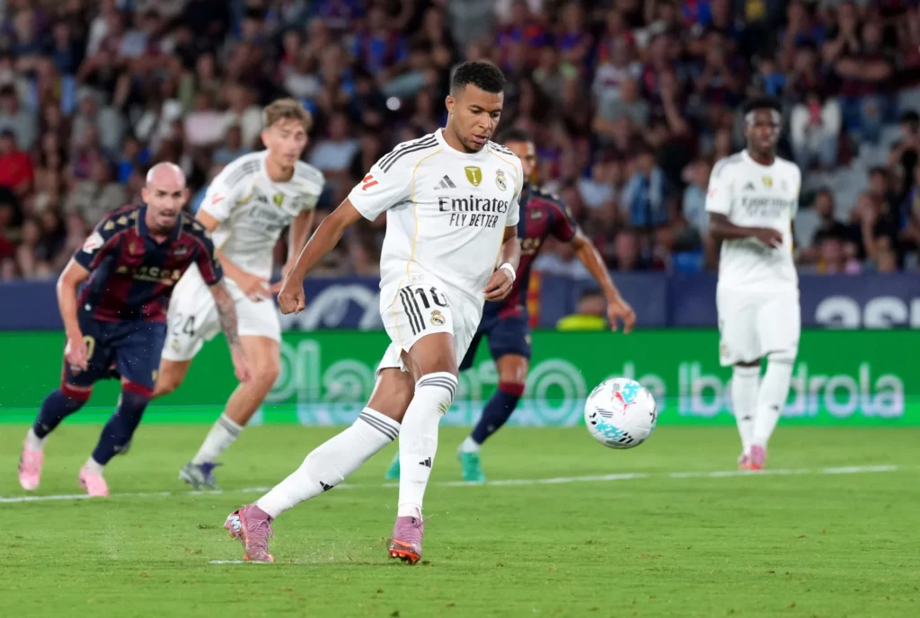 Kylian Mbappé lanza un penalti a lo panenka durante el Levante - Real Madrid de LaLiga.