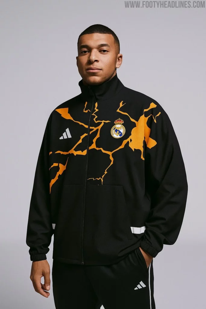 Mbappé, con la chaqueta de la colección Marvel del Real Madrid.
