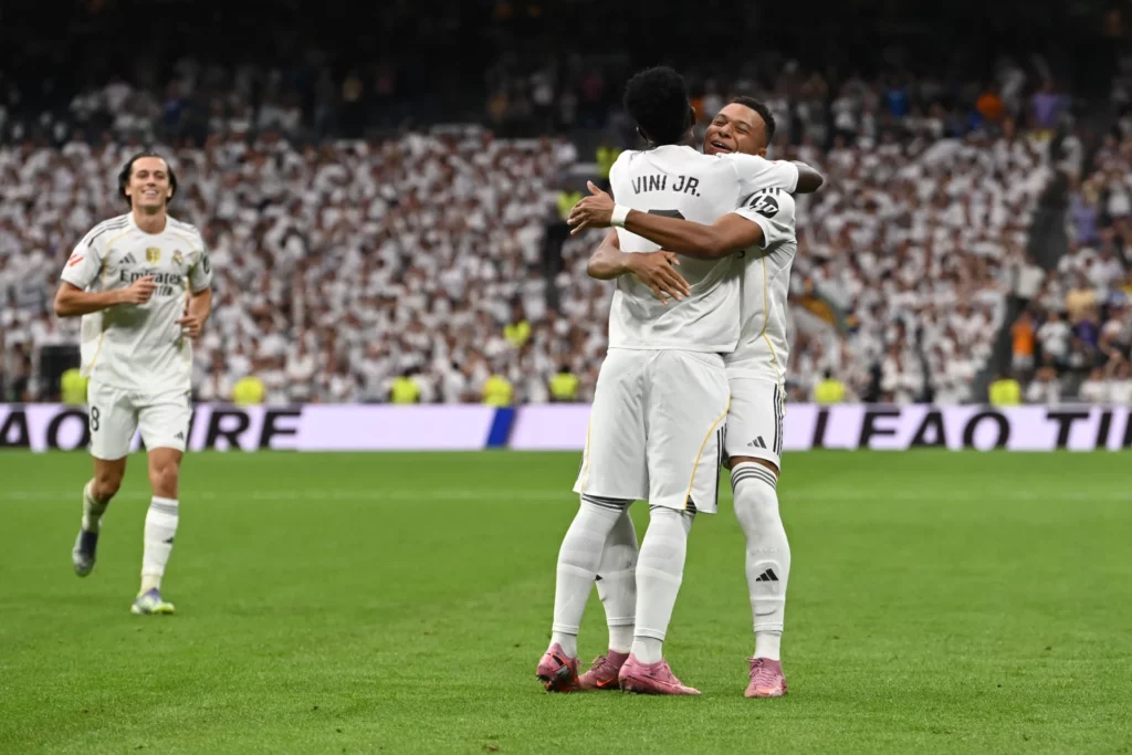 Vinicius y Mbappé se abrazan tras el gol del Real Madrid al RCD Espanyol en el Santiago Bernabéu
