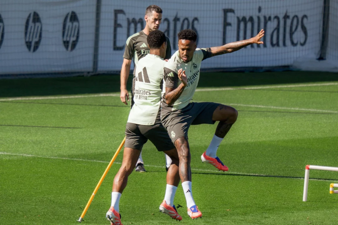 Militao choca con un compañero durante el entrenamiento del 26 de septiembre de 2025