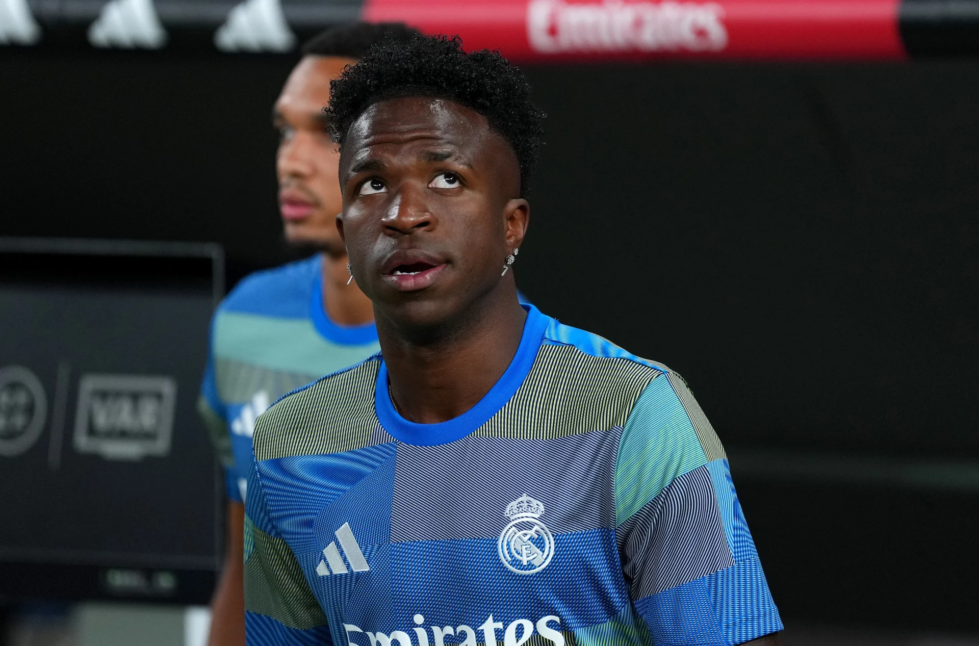 Vinicius Junior, con rostro serio antes de un partido del Real Madrid en LaLiga