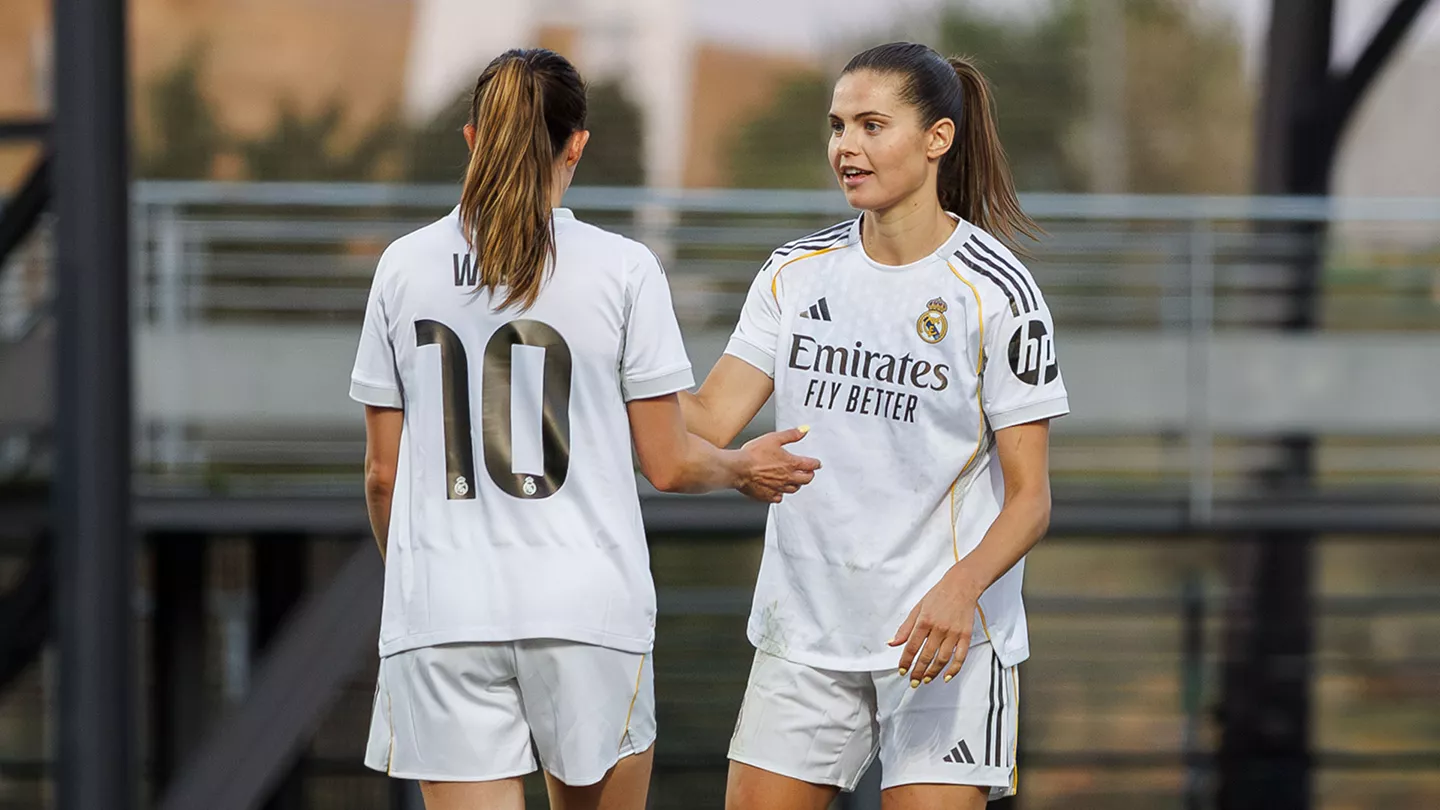 Previa Atlético de Madrid – Real Madrid Femenino | El derbi, primer gran examen de la temporada Weir y Bruun se saludan durante un partido del Real Madrid Femenino