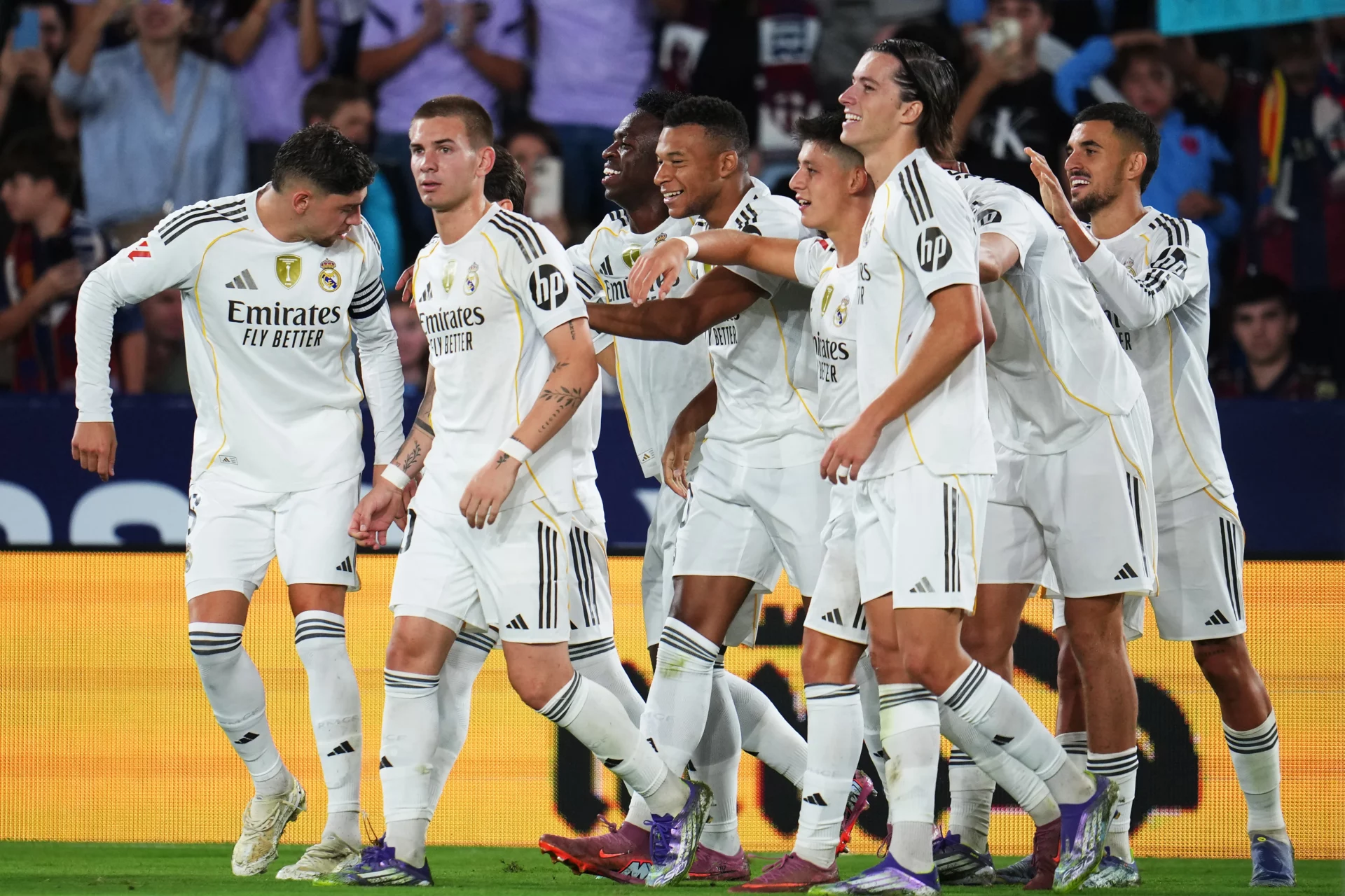 Los jugadores del Real Madrid celebran un gol antes de visitar al Atlético en el Metropolitano