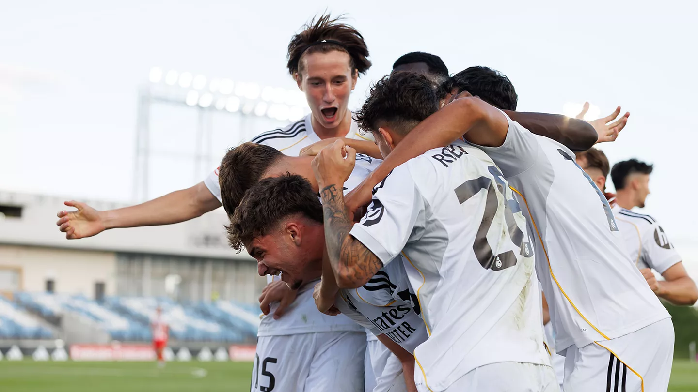 Los jugadores del Real Madrid Castilla celebran un gol antes de recibir al Tenerife