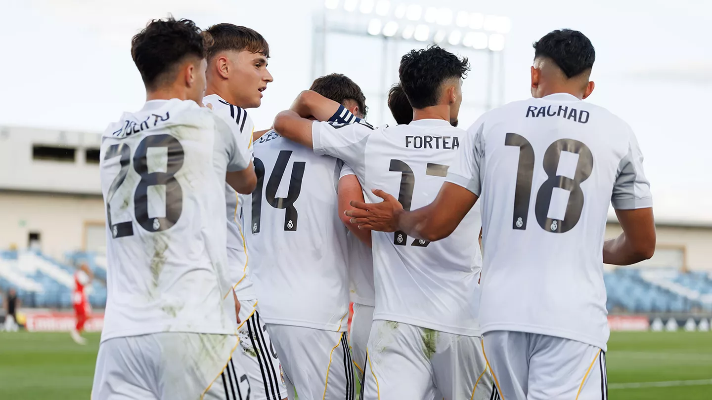 Jugadores del Real Madrid Castilla celebran un gol en Primera Federacion
