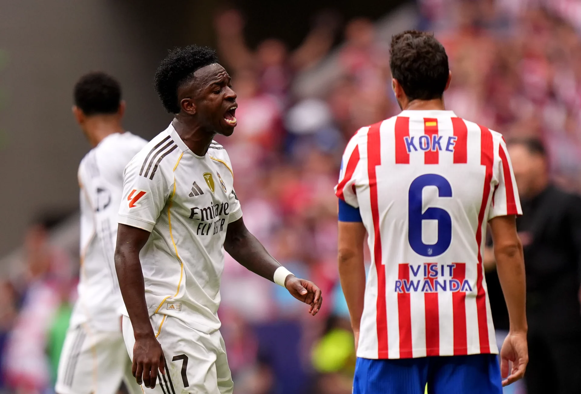 Vinicius se queja durante la primera derrota del Real Madrid esta temporada contra el Atlético de Madrid