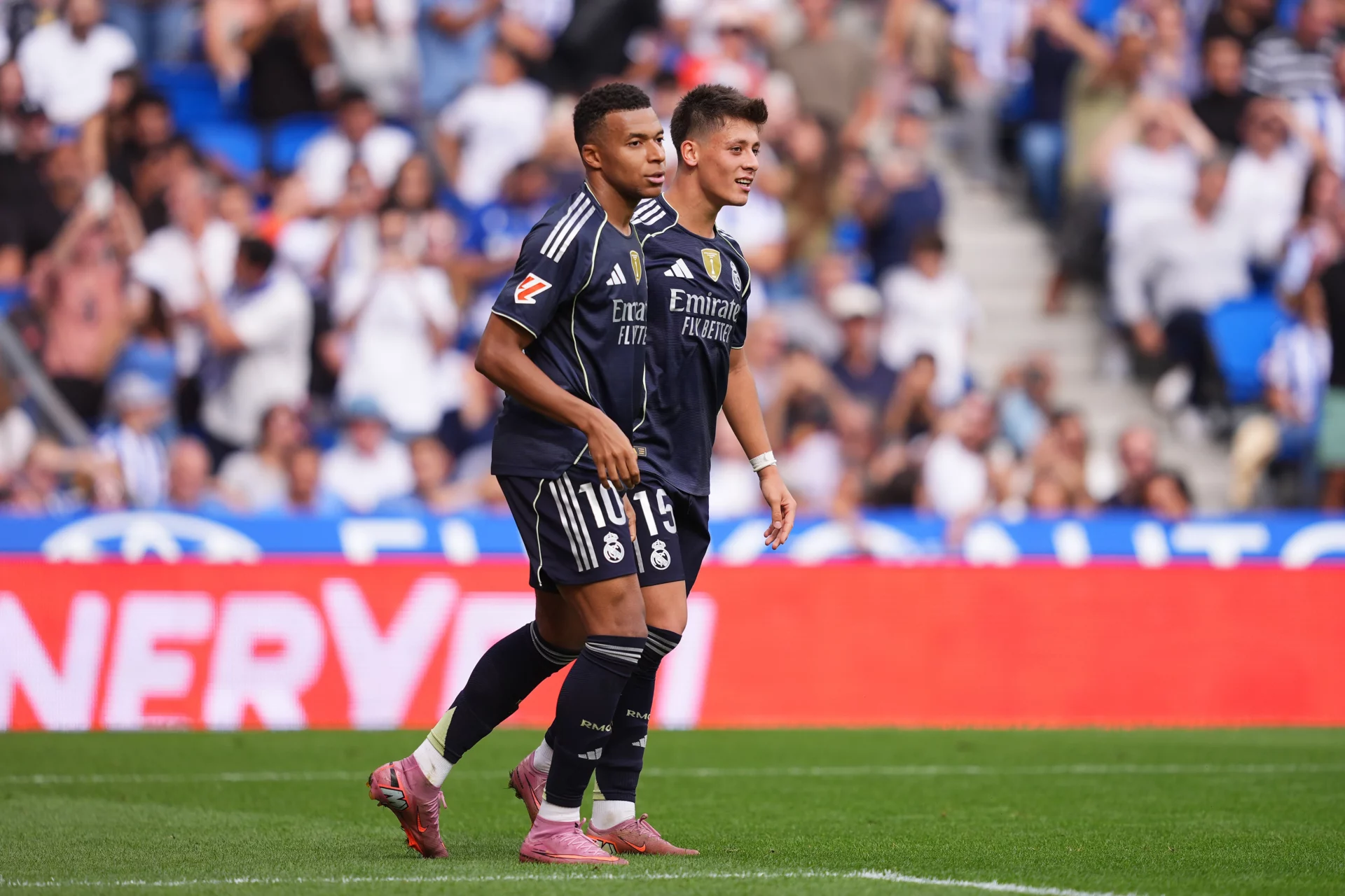 Mbappé y Arda Güler celebran uno de los goles del Real Madrid a la Real Sociedad.