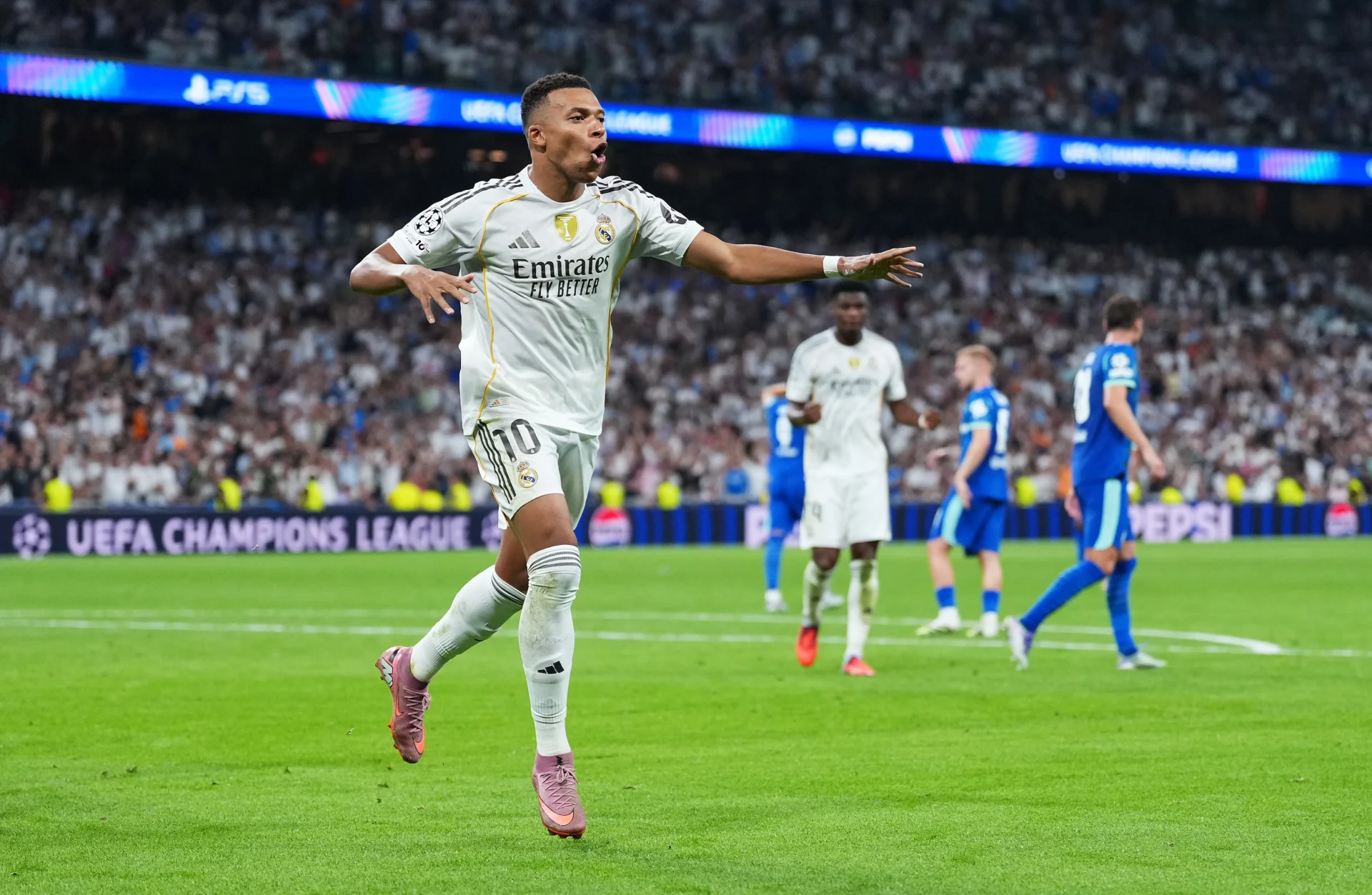 Mbappé celebra uno de sus goles con el Real Madrid al Olympique de Marsella en la Champions