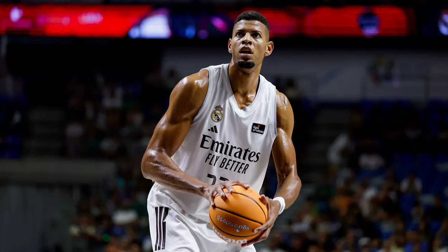 Edy Tavares lanza a canasta durante la victoria del Real Madrid en la semifinal de la Supercopa Endesa 2025.