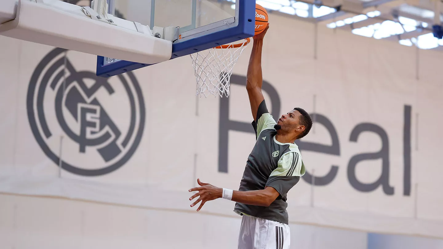 El Real Madrid Baloncesto ya tiene rival en la Supercopa Endesa 2025 Tavares machaca el aro durante la preparación del Real Madrid Baloncesto para la Supercopa