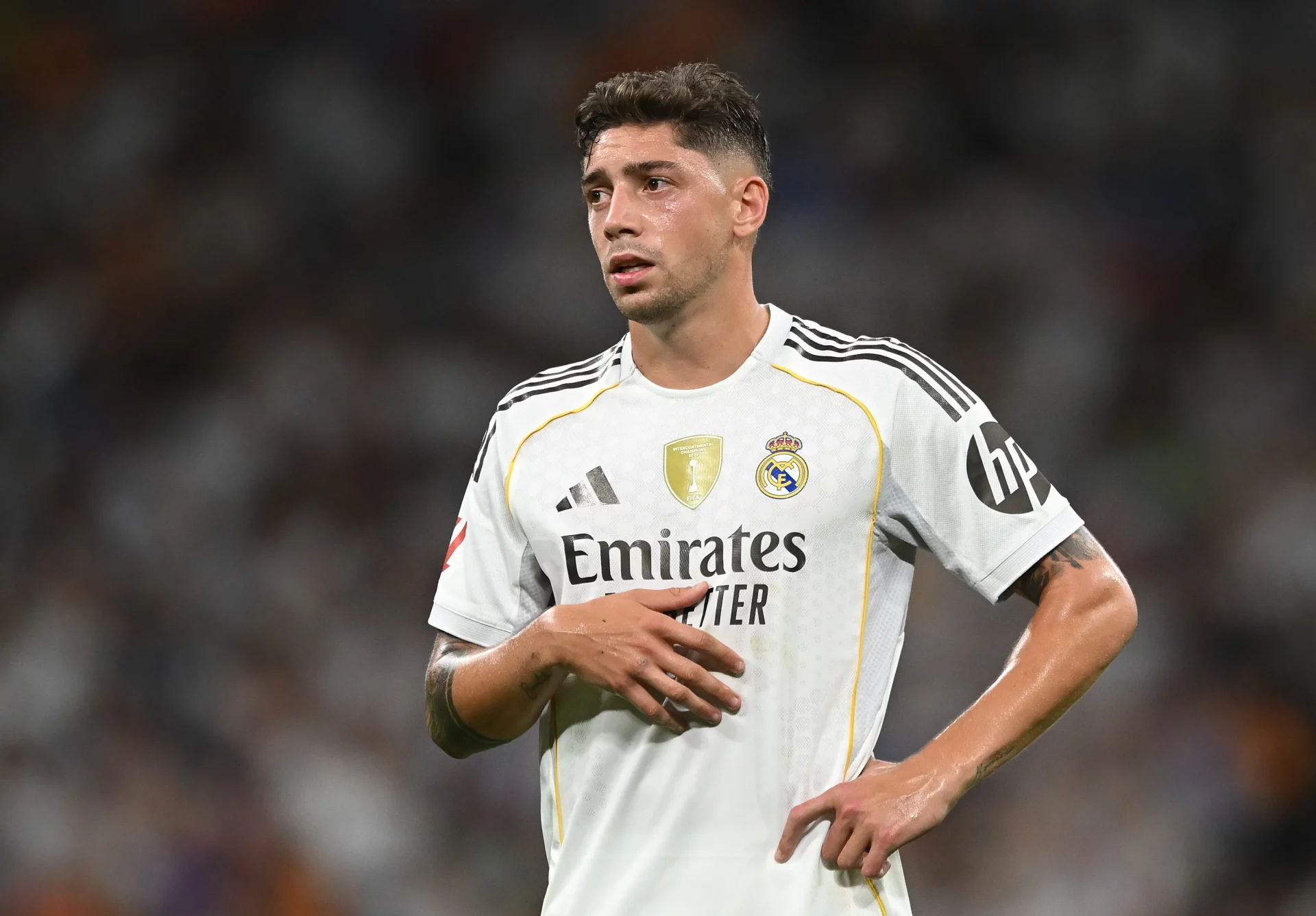 Una ‘vuelta al cole’ envenenada para el Real Madrid: Champions y derbi capital Fede Valverde, con gesto preocupado durante un partido del Real Madrid en el Santiago Bernabéu