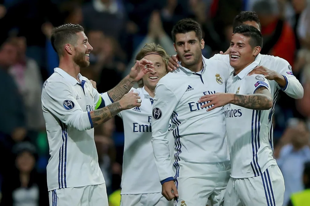 Sergio Ramos, Álvaro Morata y James Rodríguez se abrazan tras la victoria del Real Madrid en el debut de la temporada 2016-17