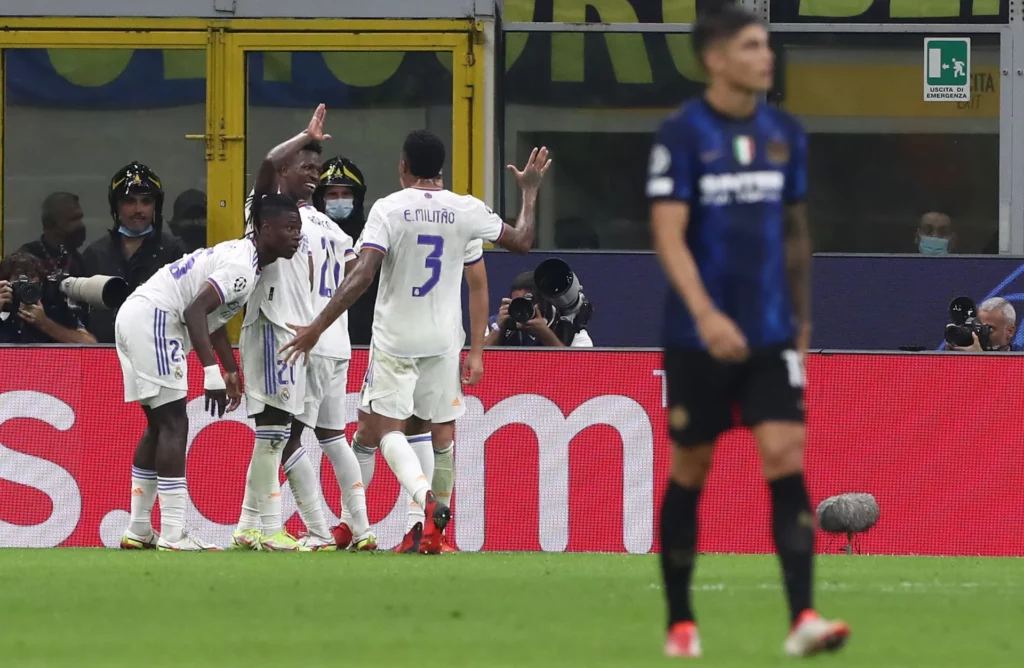 Jugadores del Real Madrid celebran el gol de Rodyrgo Goes en el debut en Champions 2021-22