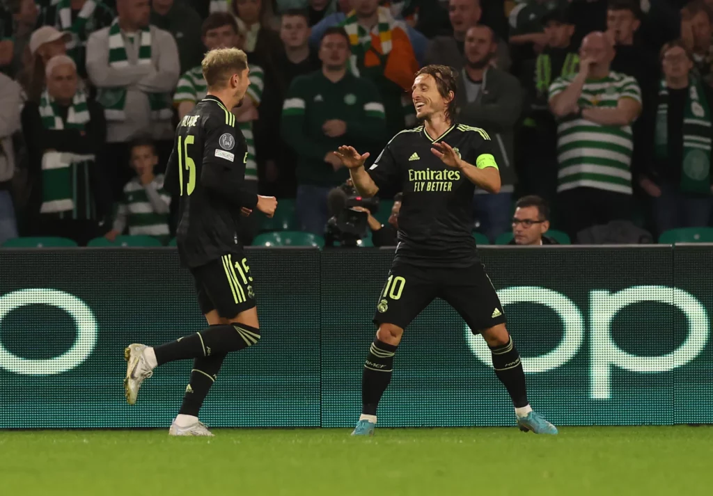 Fede Valverde y Luka Modric celebran un gol del Real Madrid al Celtic en el debut de Champions 2022-23