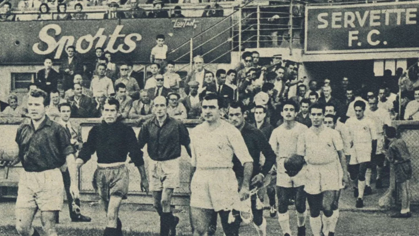 Los jugadores del Real Madrid saltan al campo en 1955 para el debut en la Copa de Europa