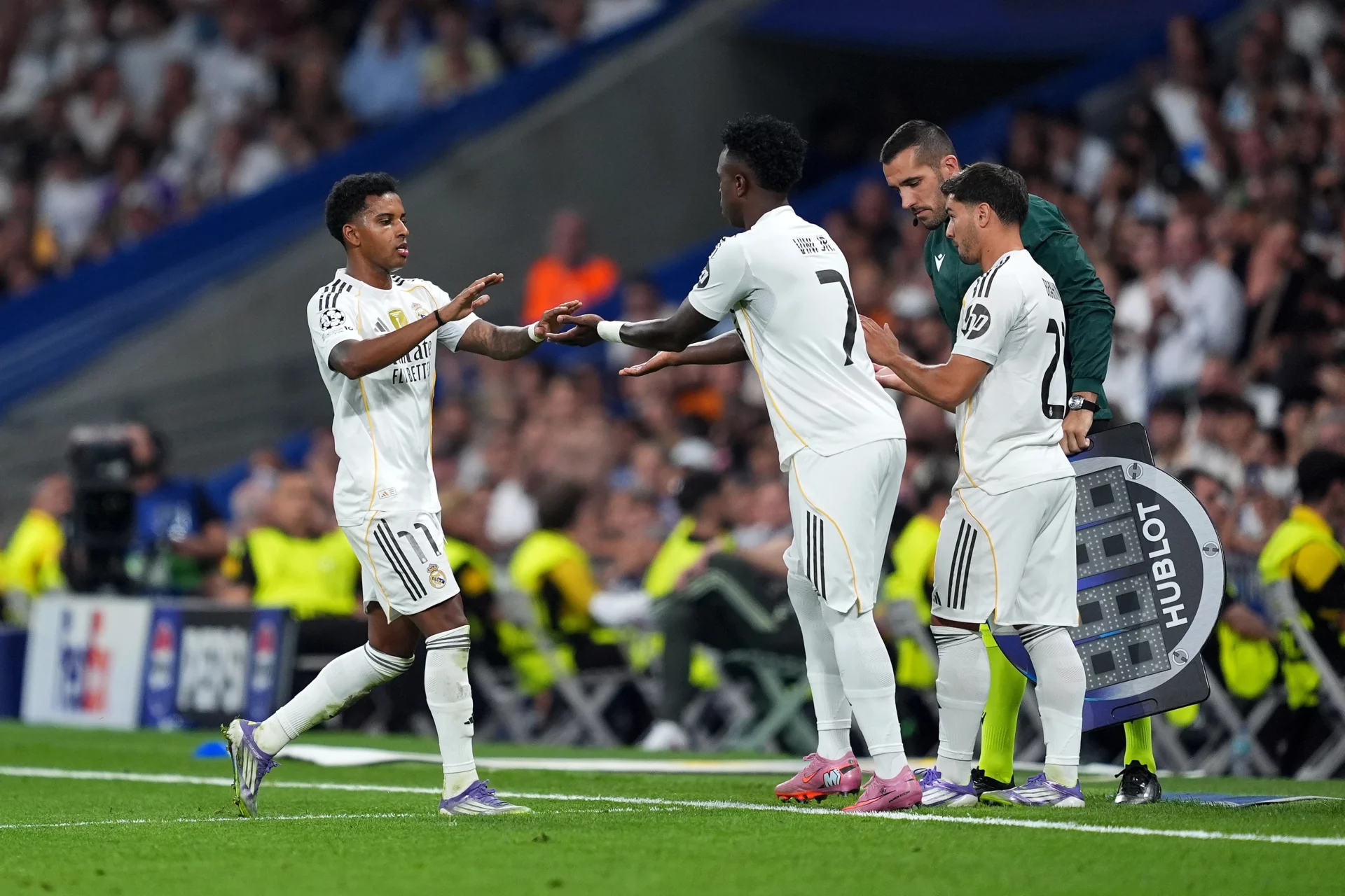 Jugadores del Real Madrid se sustituyen durante la segunda parte de un partido en el Bernabéu