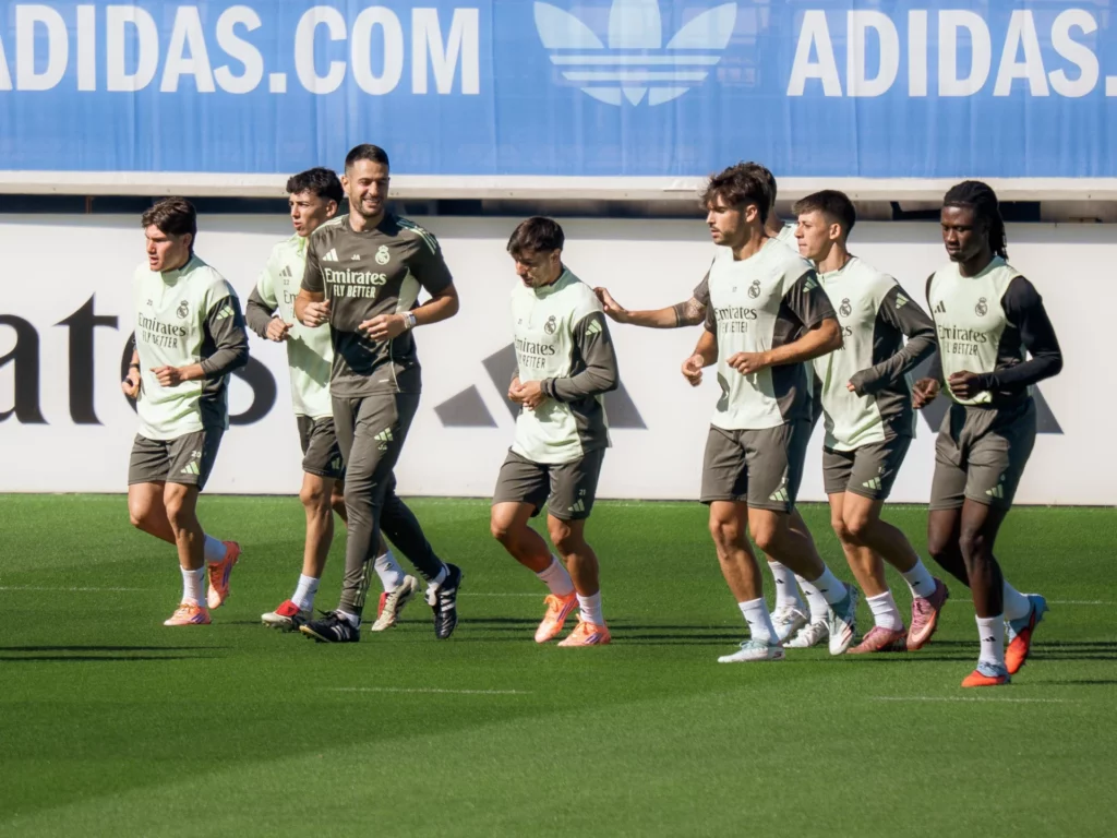 Jugadores del Real Madrid hacen carrera continua durante el entrenamiento del 26 de septiembre de 2025