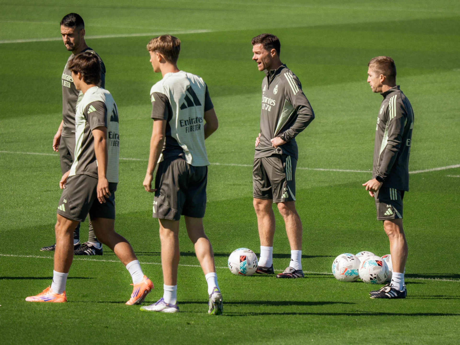 Xabi Alonso observa el entrenamiento del Real Madrid antes del derbi contra el Atlético.
